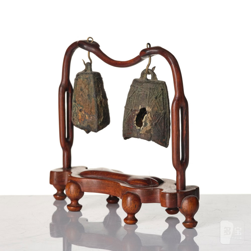 A pair of bronze cups and a pair of miniature bronze bells, - 图6